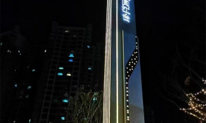 广告灯箱：城市公共场景的常规光影展示载体